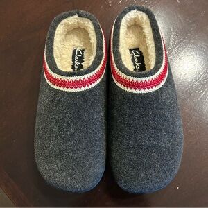 Clarks Gray & Red Cozy Faux Sherpa Lined Slippers | Women’s Size 7 | New